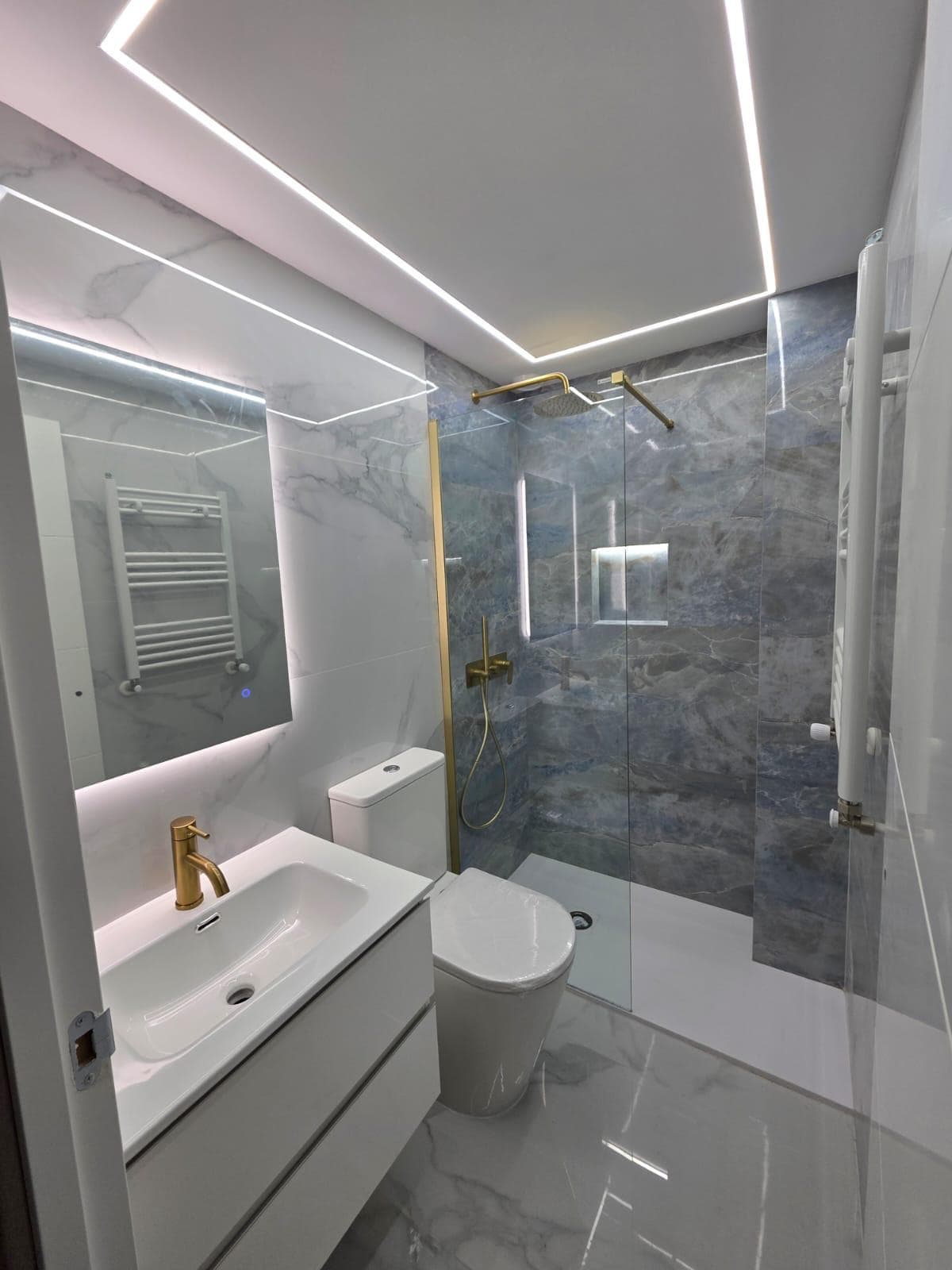 El mismo baño después de la reforma, con revestimientos nuevos