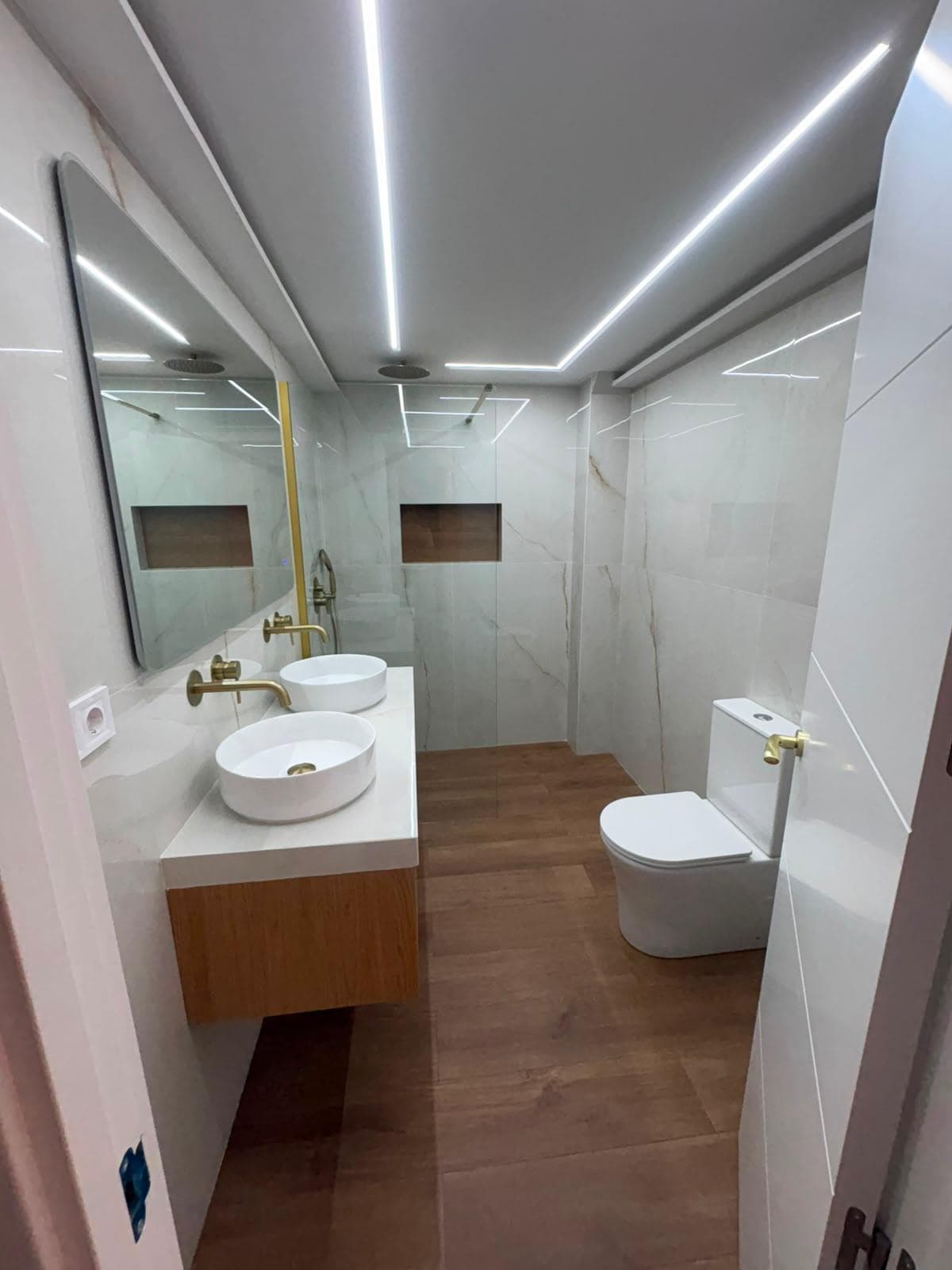 Baño reformado con iluminación LED integrada